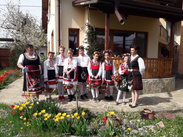 Малки лазарки спазиха традицията и в село Юлиево