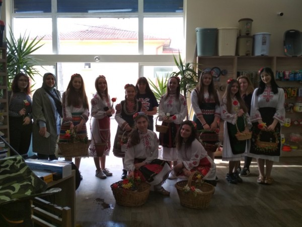 Лазарките бяха посрещнати от шейновци с много усмивки и вълнение