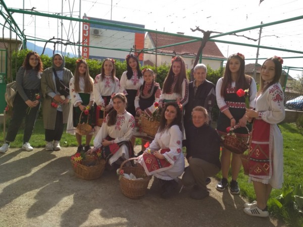 Лазарките бяха посрещнати от шейновци с много усмивки и вълнение