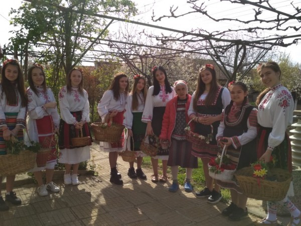 Лазарките бяха посрещнати от шейновци с много усмивки и вълнение