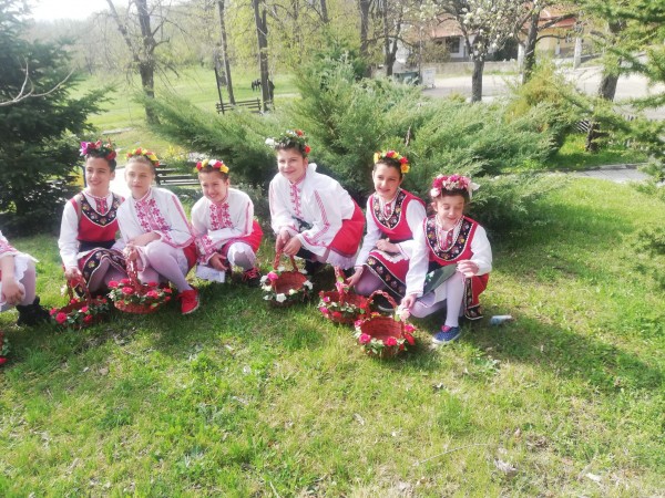 Малки лазарки спазиха традицията и в село Юлиево