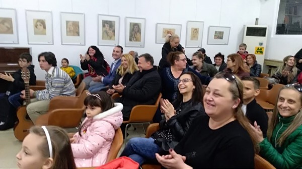 Децата и младежите от „Работилница за мечти“ подредиха първа си самостоятелна изложба