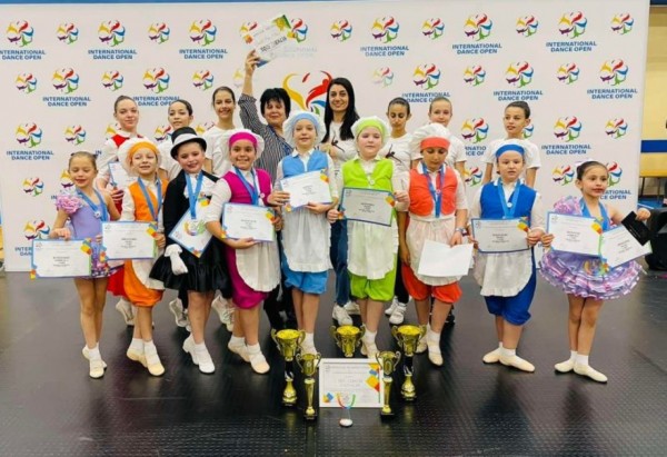 Международни успехи и престижни награди спечелиха казанлъшките грации