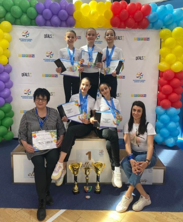 Международни успехи и престижни награди спечелиха казанлъшките грации