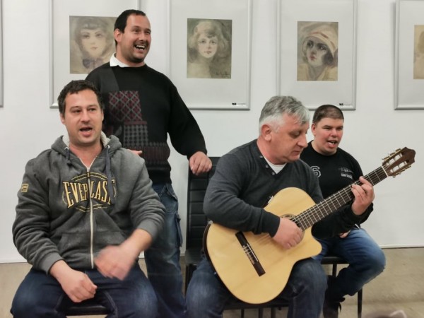 Децата и младежите от „Работилница за мечти“ подредиха първа си самостоятелна изложба