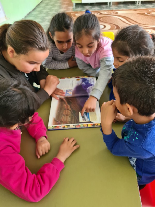 Актрисата Гергана Стоянова чете онлайн пред децата от НЧ “Пробуда-1869“-Мъглиж