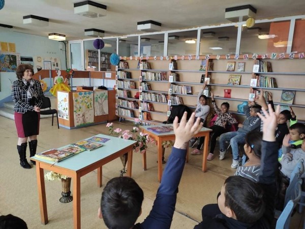 Актрисата Гергана Стоянова чете онлайн пред децата от НЧ “Пробуда-1869“-Мъглиж