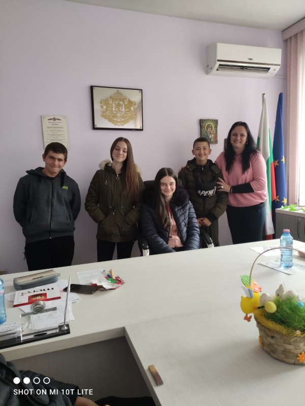 Ученици седнаха на кметския стол в Енина