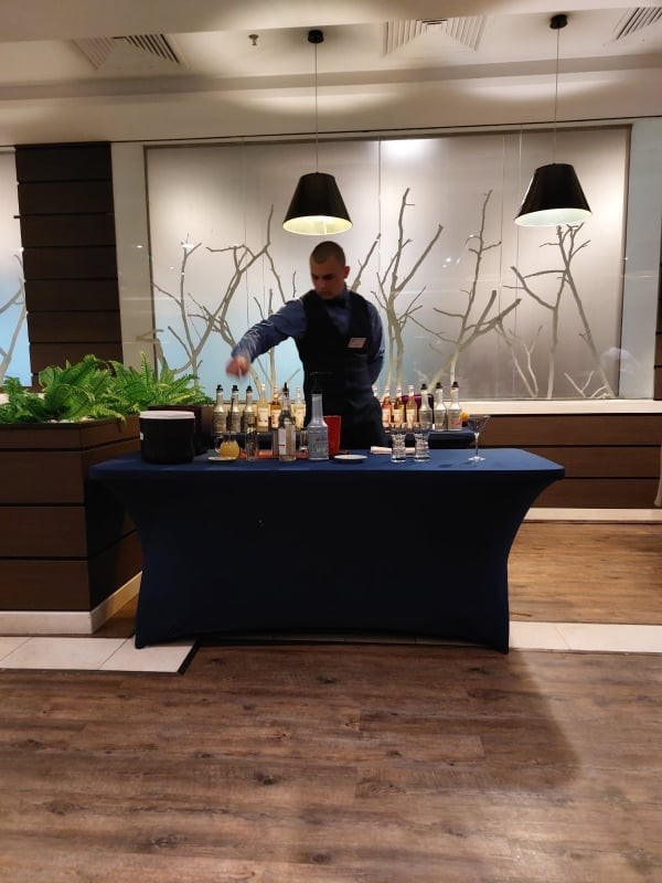 Ученици показаха майсторски умения в конкурси за най-добри бармани и хотелиери