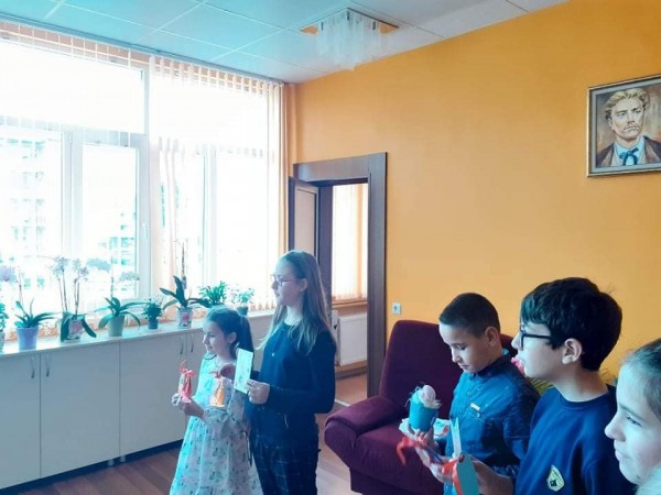 Четвъртокласници поздравиха ръководството на ОУ „Георги Кирков“ за Великден