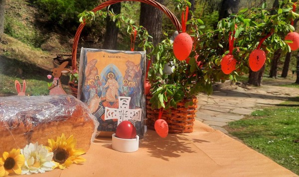 На Велика събота, деца шариха яйца с отец Панкратий в Шипка