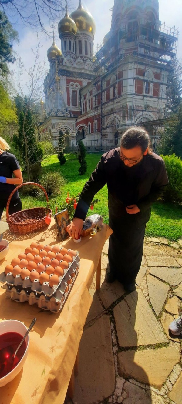 На Велика събота, деца шариха яйца с отец Панкратий в Шипка