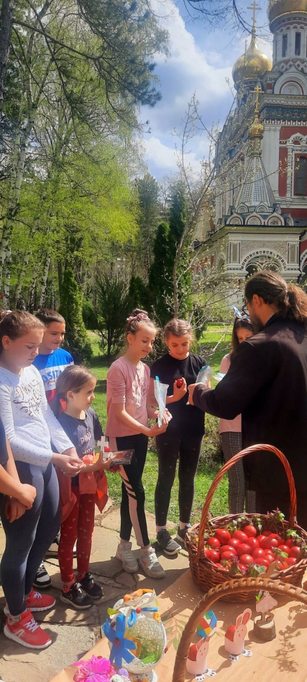 На Велика събота, деца шариха яйца с отец Панкратий в Шипка