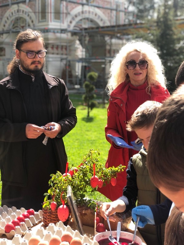 На Велика събота, деца шариха яйца с отец Панкратий в Шипка