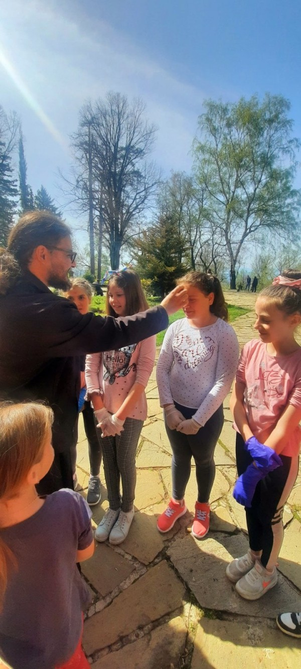 На Велика събота, деца шариха яйца с отец Панкратий в Шипка