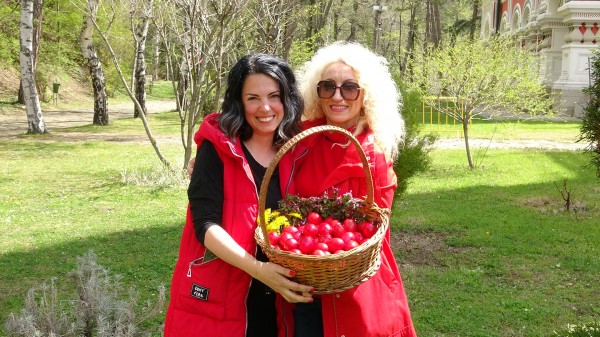 На Велика събота, деца шариха яйца с отец Панкратий в Шипка