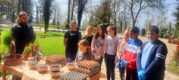 На Велика събота, деца шариха яйца с отец Панкратий в Шипка