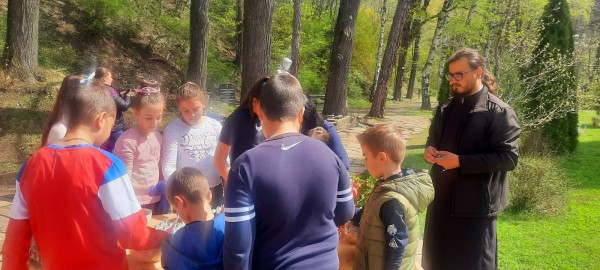 На Велика събота, деца шариха яйца с отец Панкратий в Шипка