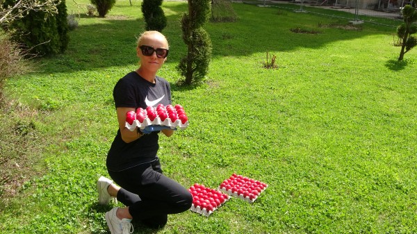 На Велика събота, деца шариха яйца с отец Панкратий в Шипка