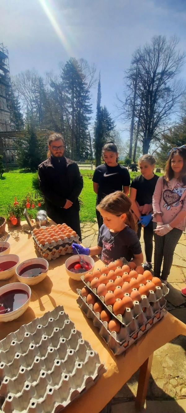 На Велика събота, деца шариха яйца с отец Панкратий в Шипка