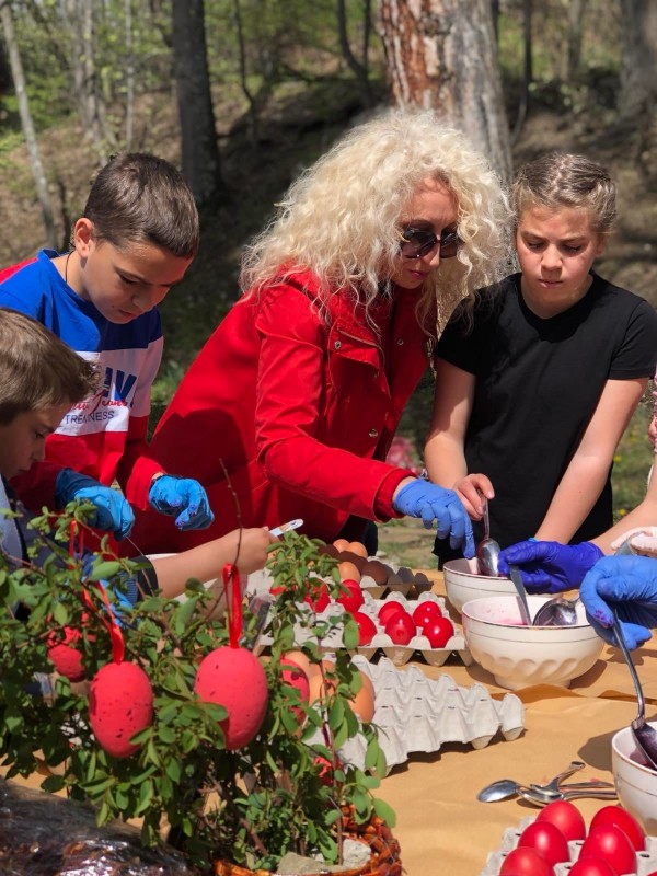 На Велика събота, деца шариха яйца с отец Панкратий в Шипка