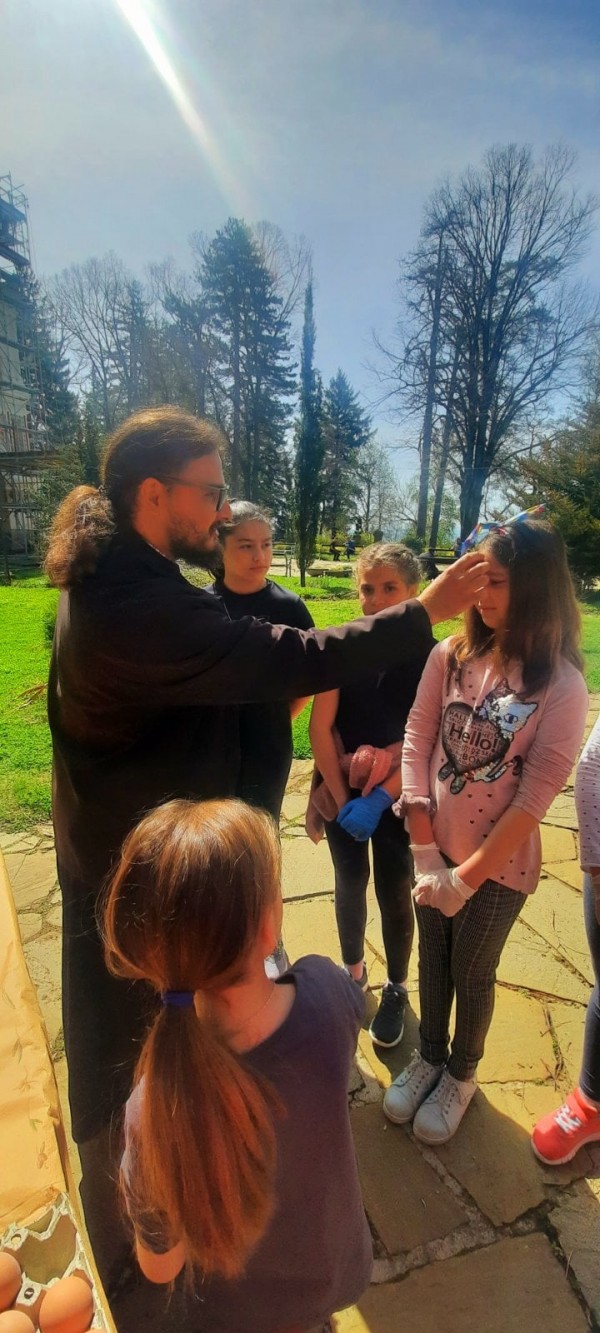 На Велика събота, деца шариха яйца с отец Панкратий в Шипка