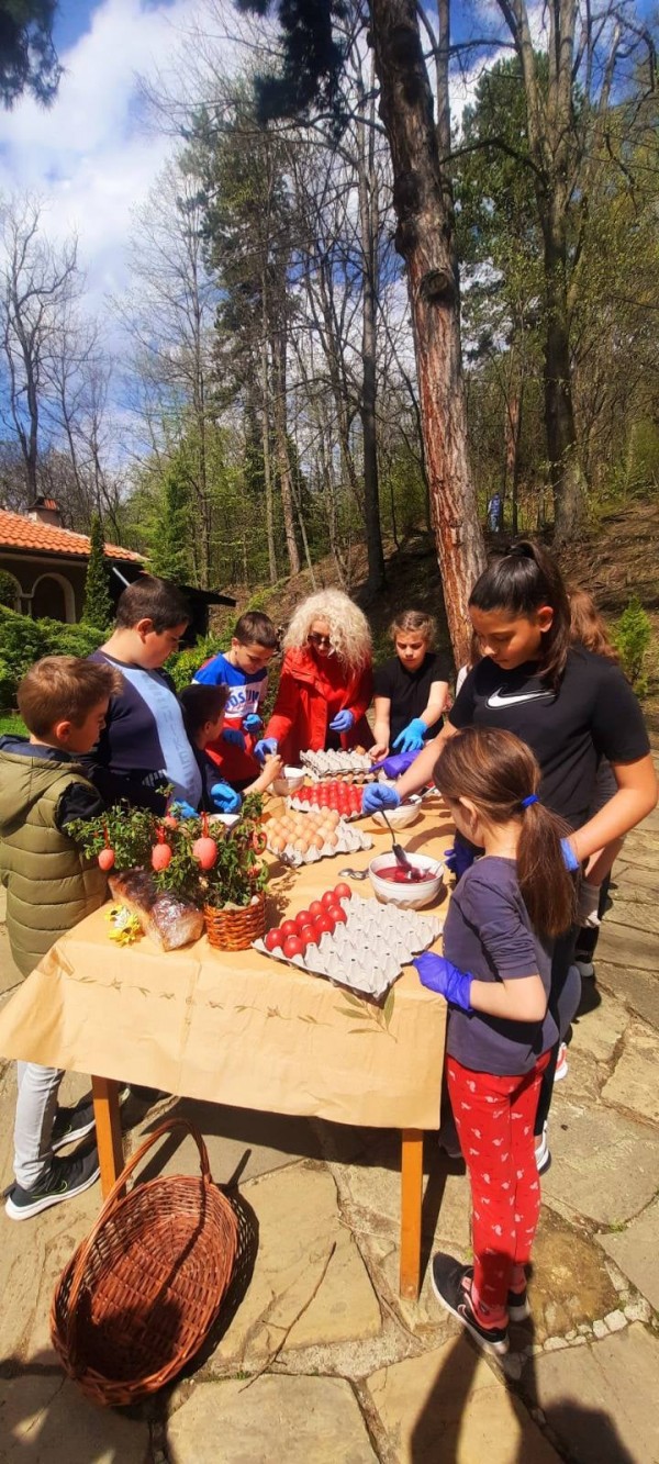 На Велика събота, деца шариха яйца с отец Панкратий в Шипка
