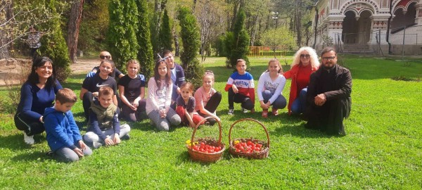 На Велика събота, деца шариха яйца с отец Панкратий в Шипка