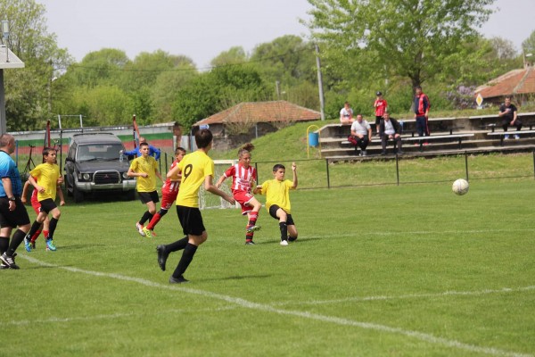 Малките Рози водят във временното класиране след победа в Хасково