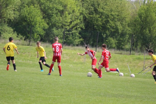 Малките Рози водят във временното класиране след победа в Хасково