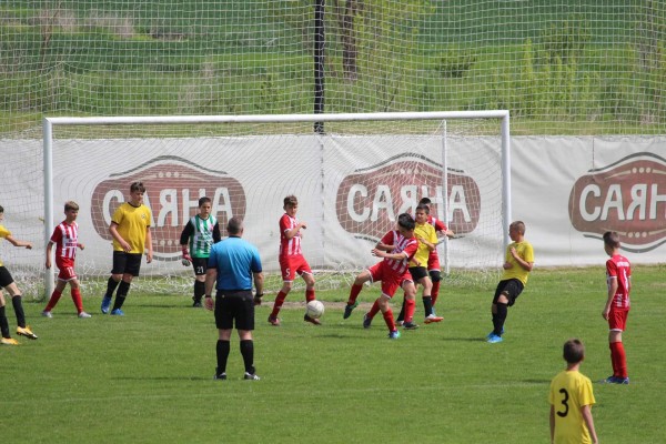 Малките Рози водят във временното класиране след победа в Хасково
