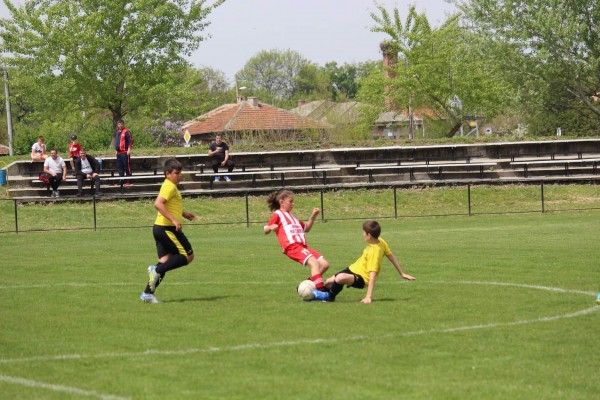 Малките Рози водят във временното класиране след победа в Хасково