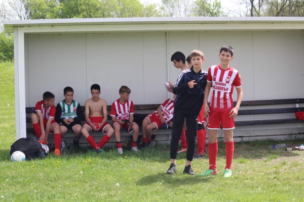 Малките Рози водят във временното класиране след победа в Хасково