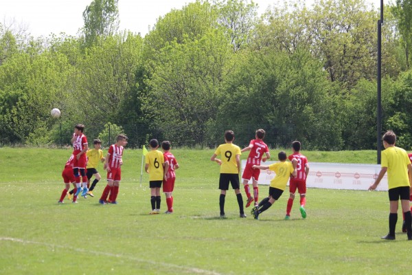 Малките Рози водят във временното класиране след победа в Хасково