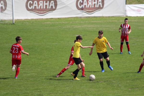 Малките Рози водят във временното класиране след победа в Хасково