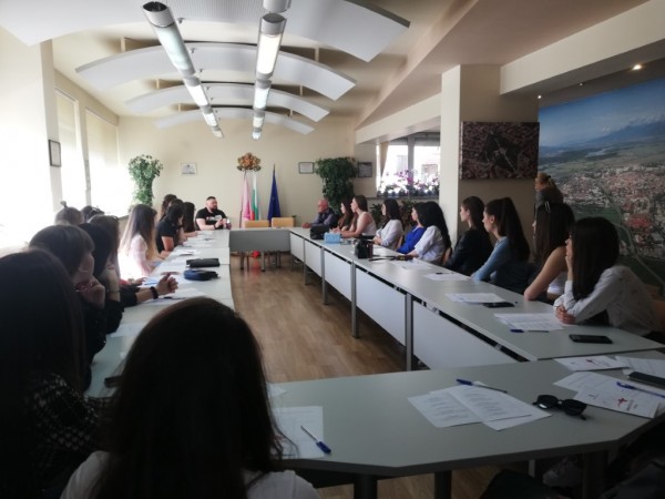 „Пътят към короната прави Царицата!“