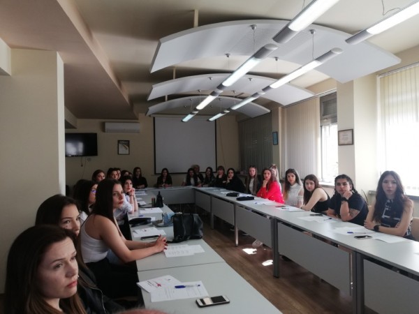 „Пътят към короната прави Царицата!“