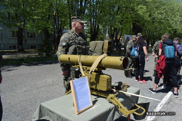 Демонстрации, бойна техника и войсково оборудване, показаха в казанлъшкото поделение