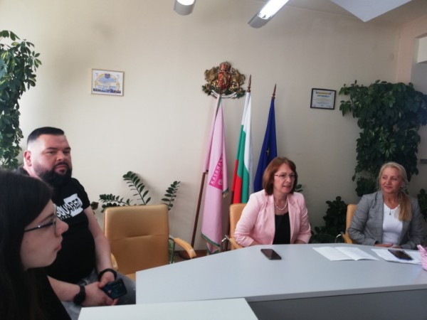 „Пътят към короната прави Царицата!“