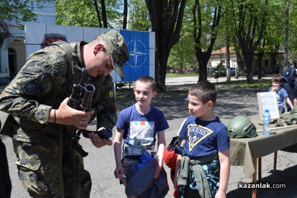 Демонстрации, бойна техника и войсково оборудване, показаха в казанлъшкото поделение