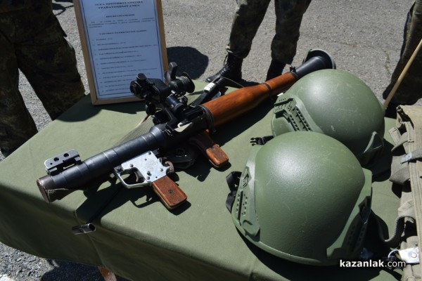 Демонстрации, бойна техника и войсково оборудване, показаха в казанлъшкото поделение