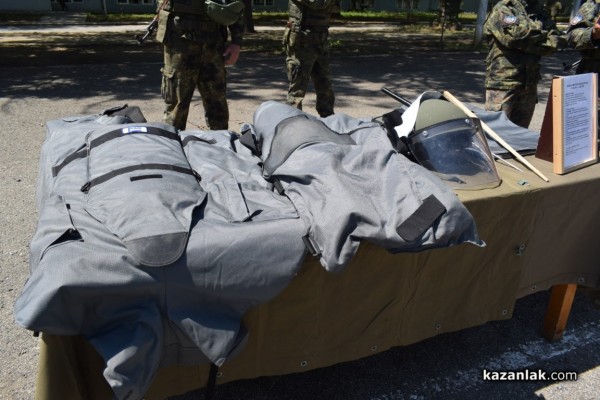 Демонстрации, бойна техника и войсково оборудване, показаха в казанлъшкото поделение