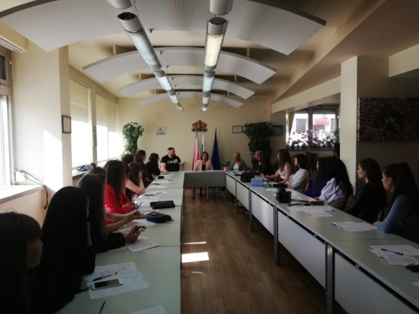 „Пътят към короната прави Царицата!“