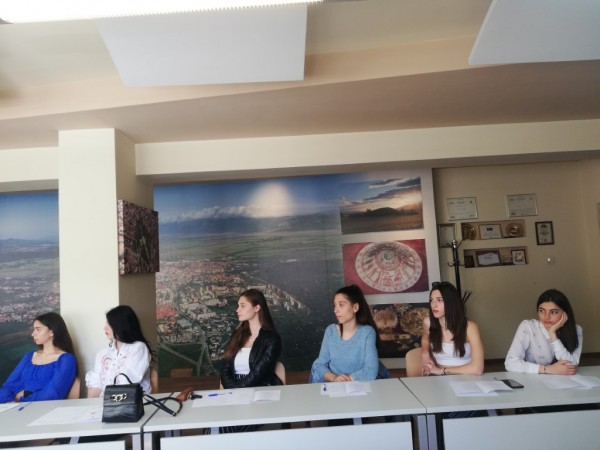 „Пътят към короната прави Царицата!“