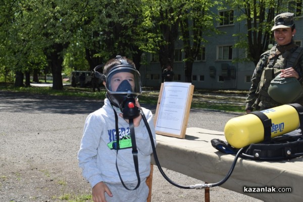 Демонстрации, бойна техника и войсково оборудване, показаха в казанлъшкото поделение