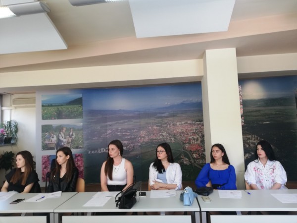 „Пътят към короната прави Царицата!“