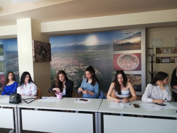 „Пътят към короната прави Царицата!“