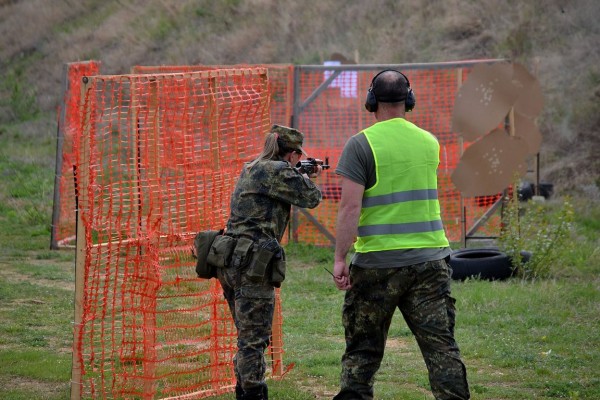 Военнослужещи мериха сили в състезание по тактическа стрелба на „Тюлбето”