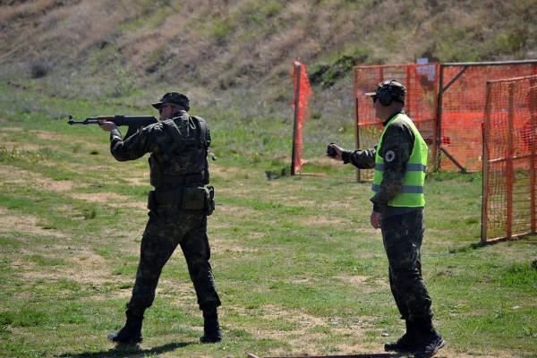 Военнослужещи мериха сили в състезание по тактическа стрелба на „Тюлбето”