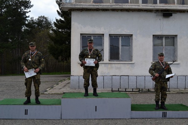 Военнослужещи мериха сили в състезание по тактическа стрелба на „Тюлбето”